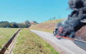 Caminhão que transportava retroescavadeira pega fogo na Dom Pedro I, em Nazaré Paulista