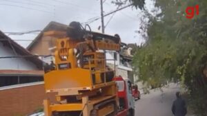 VÍDEO mostra momento em que caminhão arrasta fiação elétrica de postes em São José dos Campos