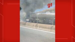 Caminhão-tanque carregado de combustível pega fogo na Dutra e bloqueia rodovia no trecho de Queluz