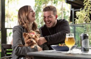 Pet friendly de verdade: restaurantes oferecem estrutura e cardápio exclusivo