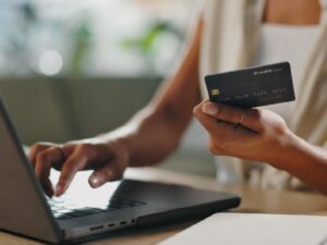 Motoristas de Pinda já podem parcelar multas no cartão de crédito