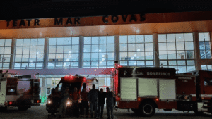 Incêndio atinge Teatro Mário Covas em Caraguatatuba e mobiliza Corpo de Bombeiros