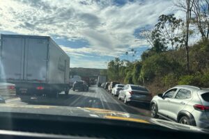 Derramamento de sebo bovino interdita trecho da BR-060 no sentido DF