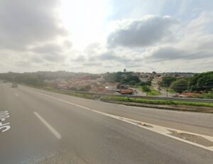 Dois homens em moto morrem após acidente com caminhão e carro na Dutra, em Taubaté