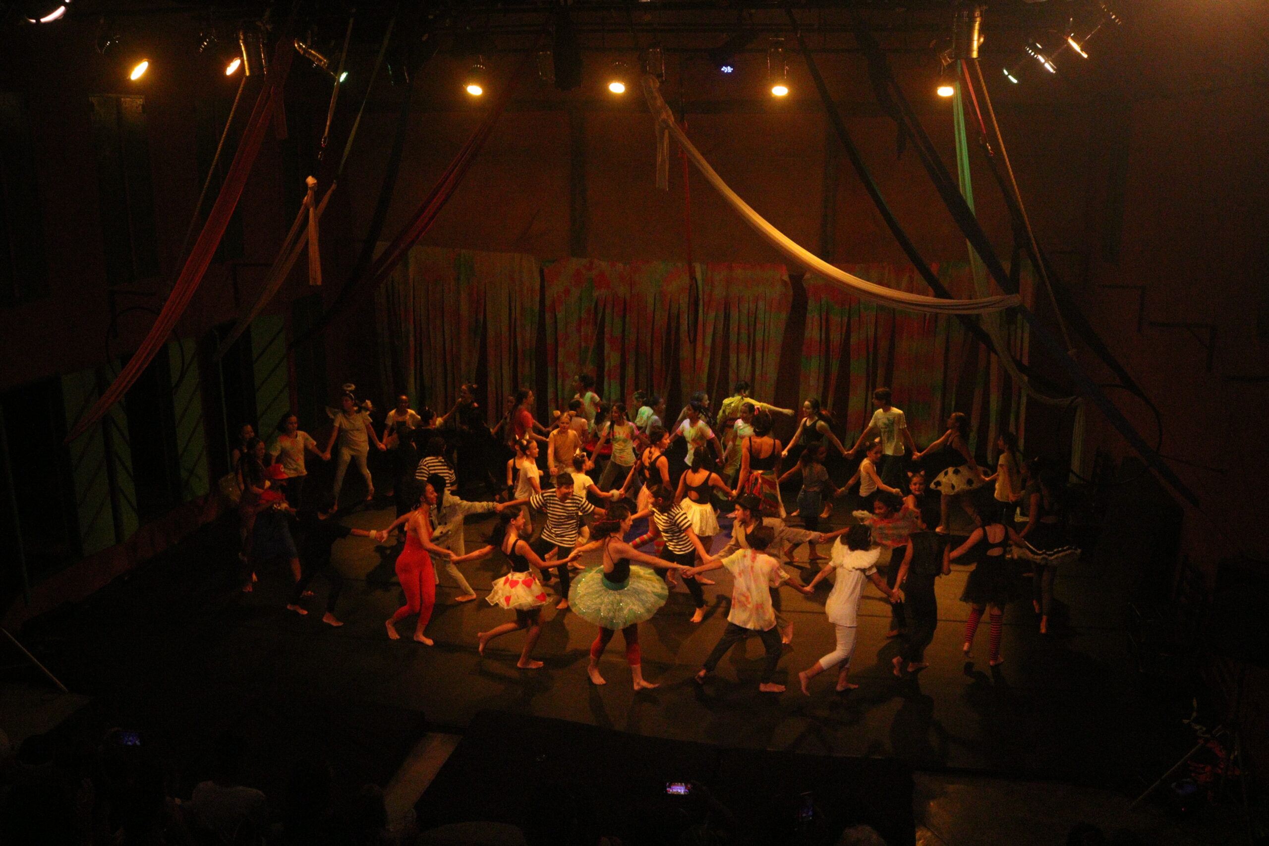 O 26º Festival Dança e Movimento agita Ilhabela de 12 a 27 de setembro com 11 espetáculos gratuitos de dança, circo e teatro. Confira a programação!