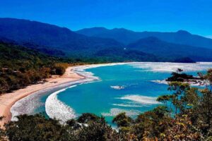 Praia em formato de coração no litoral de São Paulo é considerada uma das mais belas do Brasil e ganha destaque nacional