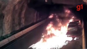 VÍDEO: Incêndio em guincho interdita túnel da rodovia dos Tamoios por quase 2h