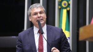 Líder do PT diz que PL da anistia foi enterrado após manifestações e sanções dos EUA
