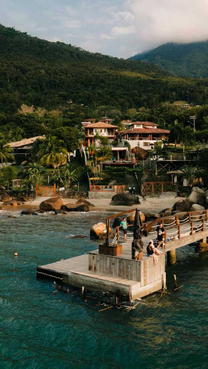 Maior ilha marítima do Brasil fica em SP e esconde 43 praias e 300 cachoeiras
