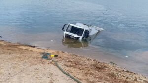 Caminhão da coleta de lixo cai em represa durante travessia de balsa em Natividade da Serra, SP