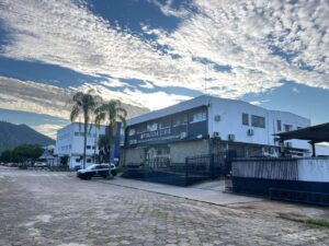 Homem morre após ser alvo de seis tiros em Caraguatatuba; suspeito é preso após voltar ao local do crime