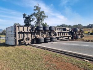 Carreta com 22 toneladas de peças automotivas tomba na Fernão Dias e interdita rodovia em Atibaia, SP