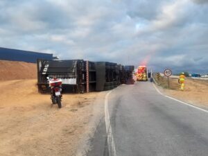 Carreta carregada com vasilhames tomba em alça de acesso da Dutra em Jacareí