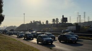 Motorista morre em acidente entre duas carretas na Dutra, em São José dos Campos