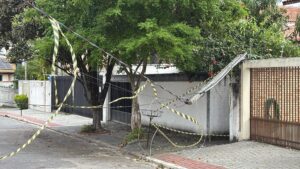 Caminhão enrosca em fiação elétrica, derruba postes e causa queda de energia em bairro de São José dos Campos