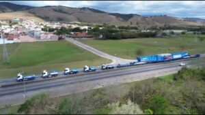 Carga gigante percorre 55 km na Dutra nesta terça-feira (23) e estaciona em Canas, SP