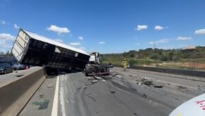 Acidente entre carro e carreta interdita sentido SP da Dutra, em Pindamonhangaba