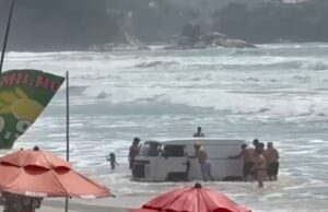 VÍDEO: Kombi fica atolada no mar em Ubatuba e é retirada com ajuda de banhistas