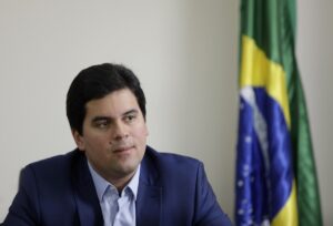 Sob pressão do PP para deixar Ministério do Esporte, Fufuca repete Sabino e viaja com Lula