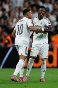 Com Virgínia no estádio, Vini marca dois em vitória do Real; Mbappé deixa campo machucado e preocupa para data Fifa