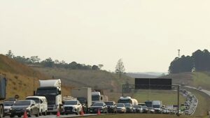 Rodovia Carvalho Pinto registra dois acidentes no mesmo trecho, em São José dos Campos