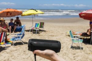 Litoral Norte endurece leis contra caixas de som nas praias com multas de até R$ 5,4 mil