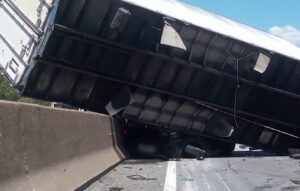 Idosos escapam ilesos após caminhão tombar sobre carro do casal na Dutra: 'Um milagre'