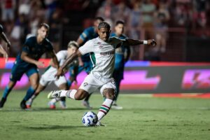 Sem prestígio de Renato Gaúcho, John Kennedy busca mais chances com Zubeldía e entra na briga com Cano e Everaldo no Fluminense