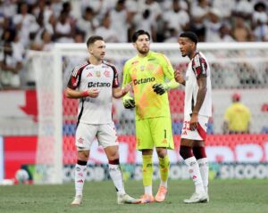 Flamengo perde para o Bahia e deixa a liderança do Brasileirão