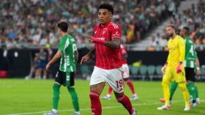 Ex-Botafogo, Igor Jesus fala sobre adaptação na Inglaterra: "Muita força"