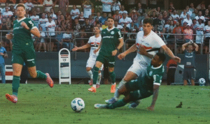 "Arbitragem brasileira é a pior no mundo", diz Michel Bastos