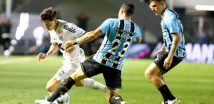 Santos martela e arranca empate dramático contra Grêmio na Vila Belmiro