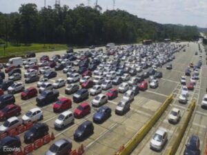 Com sol e calor, motoristas enfrentam congestionamento rumo ao litoral de SP