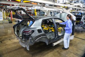 Montadoras de carros temem paralisar produções no Brasil por escassez de chips diante de conflito entre China e Holanda