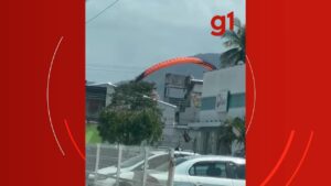 VÍDEO: Piloto de paraglider faz pouso forçado em Caraguatatuba, SP