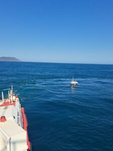 Três pessoas são resgatadas em veleiro à deriva em Ubatuba