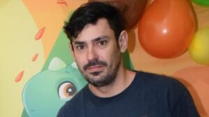 Esposa de motociclista morto em suposto racha testemunhou o acidente: 'Dei um beijo nele, ele ligou a moto e o carro já pegou ele'