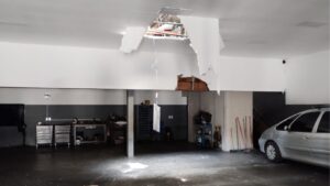 Piloto de paraglider sofre queda em voo e atravessa telhado de comércio em Caraguatatuba, SP