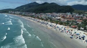 Turista morre e amigo desaparece após se afogarem na Praia Grande, em Ubatuba