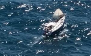 Trio fica à deriva durante a madrugada após veleiro quebrar no litoral norte de SP