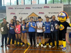 Destaques da 19ª Copa TV Tribuna de Handebol Escolar são premiados