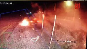 VÍDEO mostra momento em que carro de luxo envolvido em suposto racha perde o controle, bate e pega fogo; motociclista morreu carbonizado