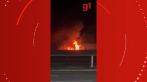 Carro pega fogo e interdita a Dutra em São José dos Campos, SP