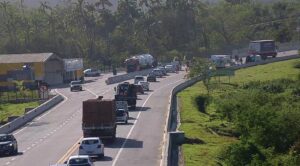 Acidente entre vans deixa quatro pessoas feridas na Tamoios, em Caraguatatuba