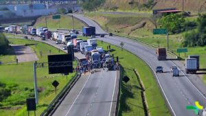 Duas pessoas ficam feridas após carro capotar na rodovia Dom Pedro I, em Bom Jesus dos Perdões