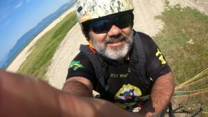 Piloto de paraglider afirma que sofreu acidente em Caraguatatuba afirma que não caiu: "Não cai em cima do telhado, eu pousei nele"
