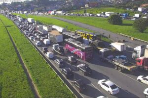 Paulistano enfrenta trânsito na saída para feriado – 19/11/2025 – Cotidiano