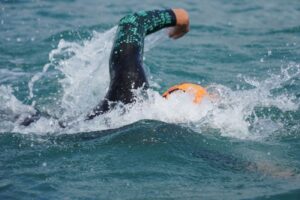 680 competidores participam da 8ª etapa do Circuito Paulista de Águas Abertas 2025 em Ilhabela