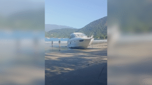 Barco encalha na areia após ressaca intensa do mar em Ubatuba (SP)