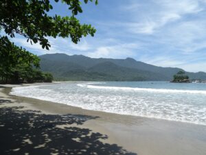 Cidade no litoral paulista encanta como Fernando de Noronha, mas custa bem menos